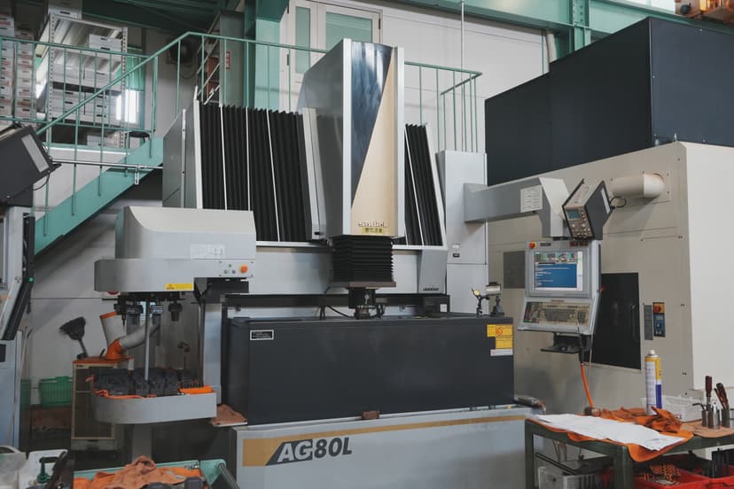 ワイヤーカット放電加工機